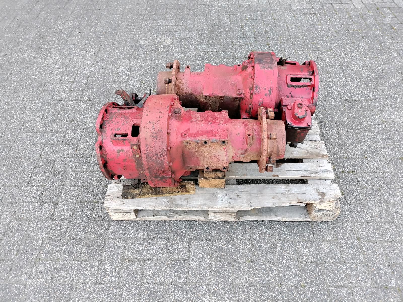 Achstrichter von IHC 1246 hinten Achse + Planeten von ZF Getriebe